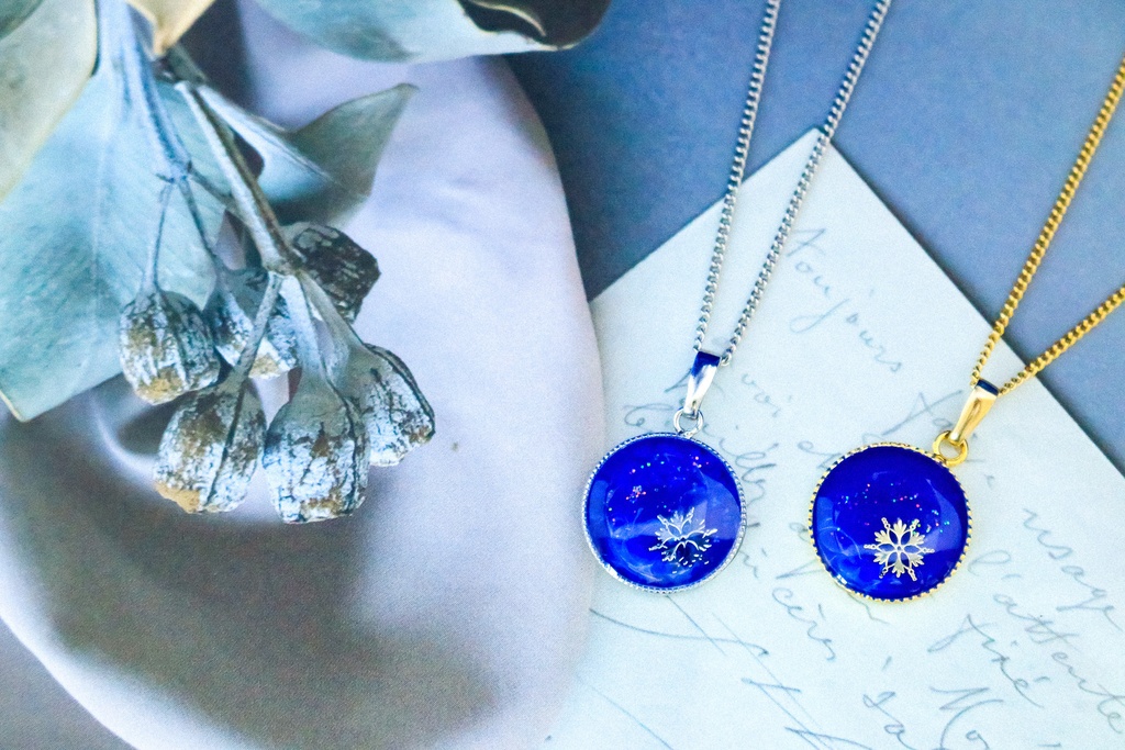 【星霜のしずく】 雪の結晶ネックレス ウルトラマリン×スカイブルーオーロラ 金具の色が選べます