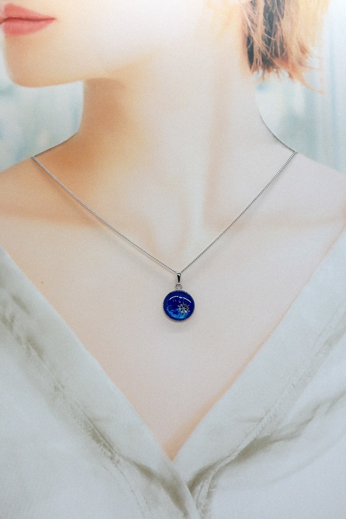 ちいさなまるいネックレス 雪 ウルトラマリン×スカイブルーオーロラ 金具の色が選べます