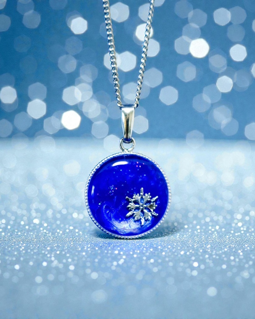 【星霜のしずく】 雪の結晶ネックレス ウルトラマリン×スカイブルーオーロラ 金具の色が選べます