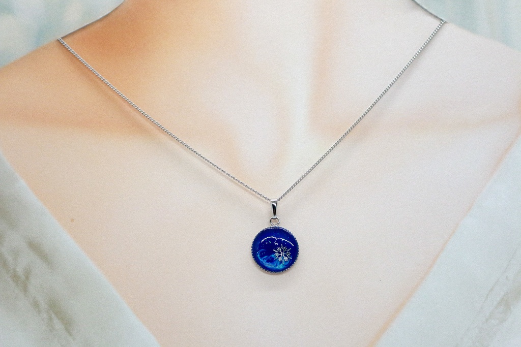 ちいさなまるいネックレス 雪 ウルトラマリン×スカイブルーオーロラ 金具の色が選べます
