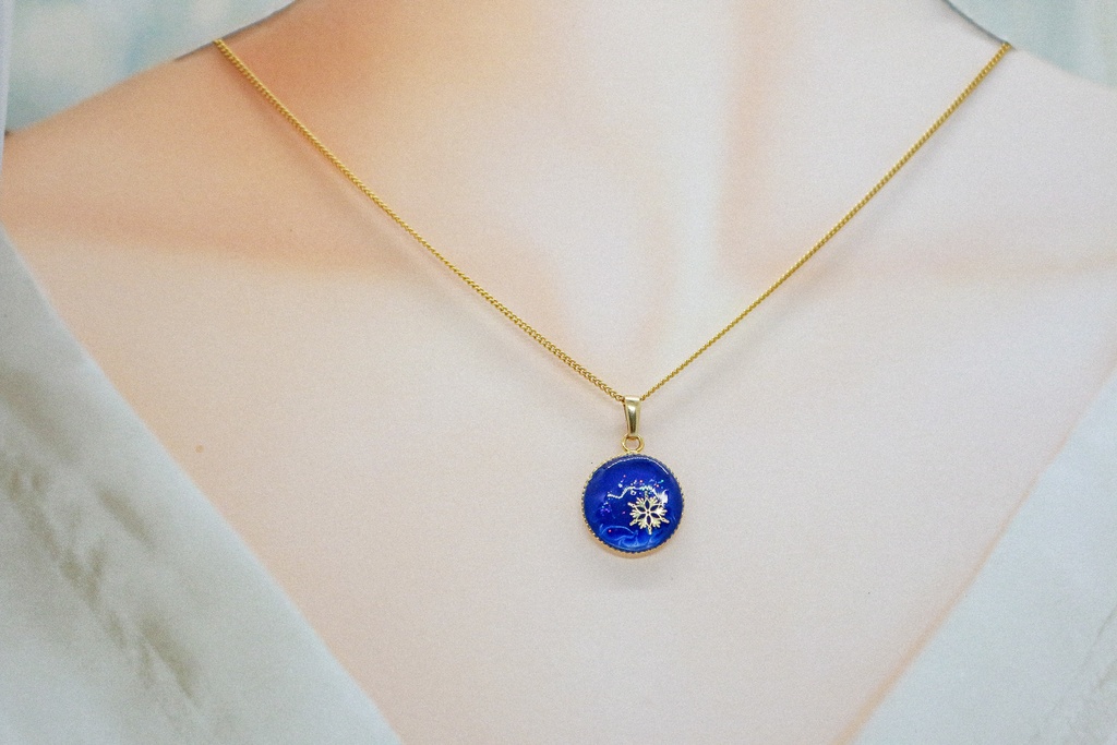 ちいさなまるいネックレス 雪 ウルトラマリン×スカイブルーオーロラ 金具の色が選べます