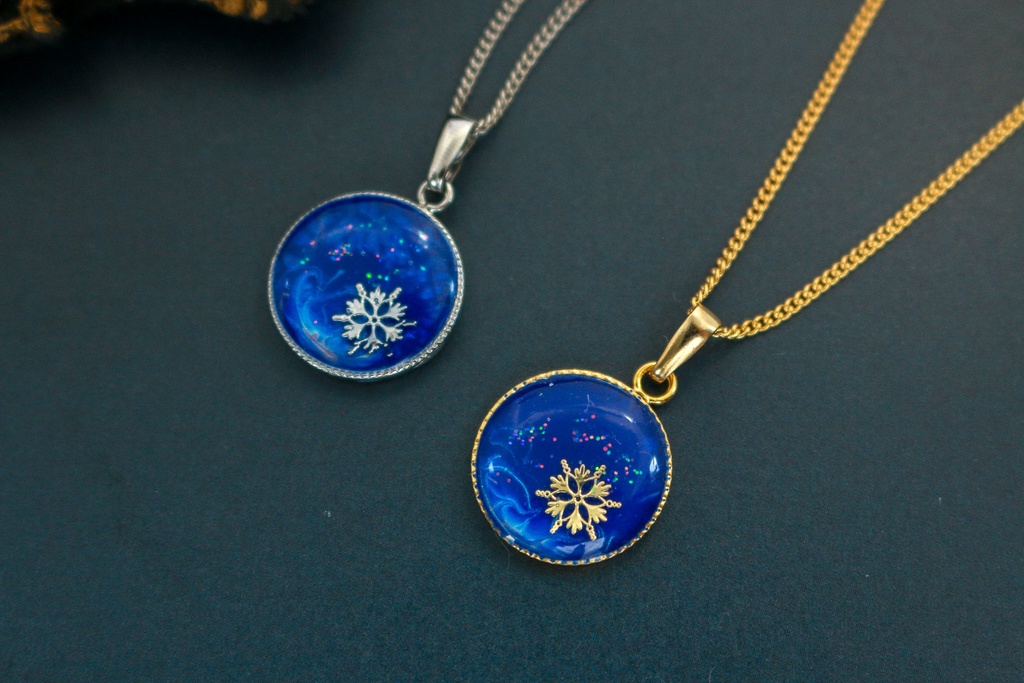 ちいさなまるいネックレス 雪 ウルトラマリン×スカイブルーオーロラ 金具の色が選べます