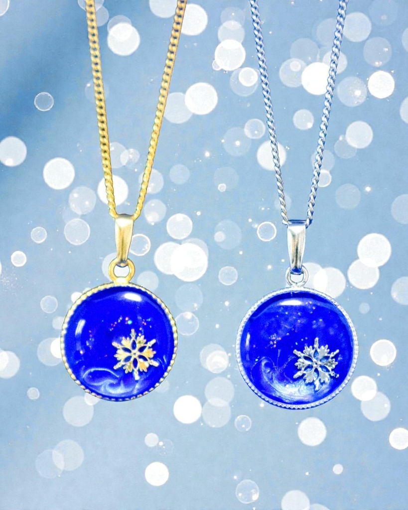 【星霜のしずく】 雪の結晶ネックレス ウルトラマリン×スカイブルーオーロラ 金具の色が選べます