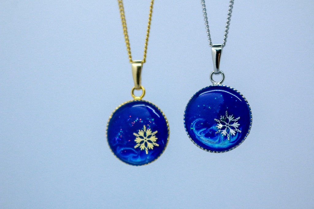 ちいさなまるいネックレス 雪 ウルトラマリン×スカイブルーオーロラ 金具の色が選べます
