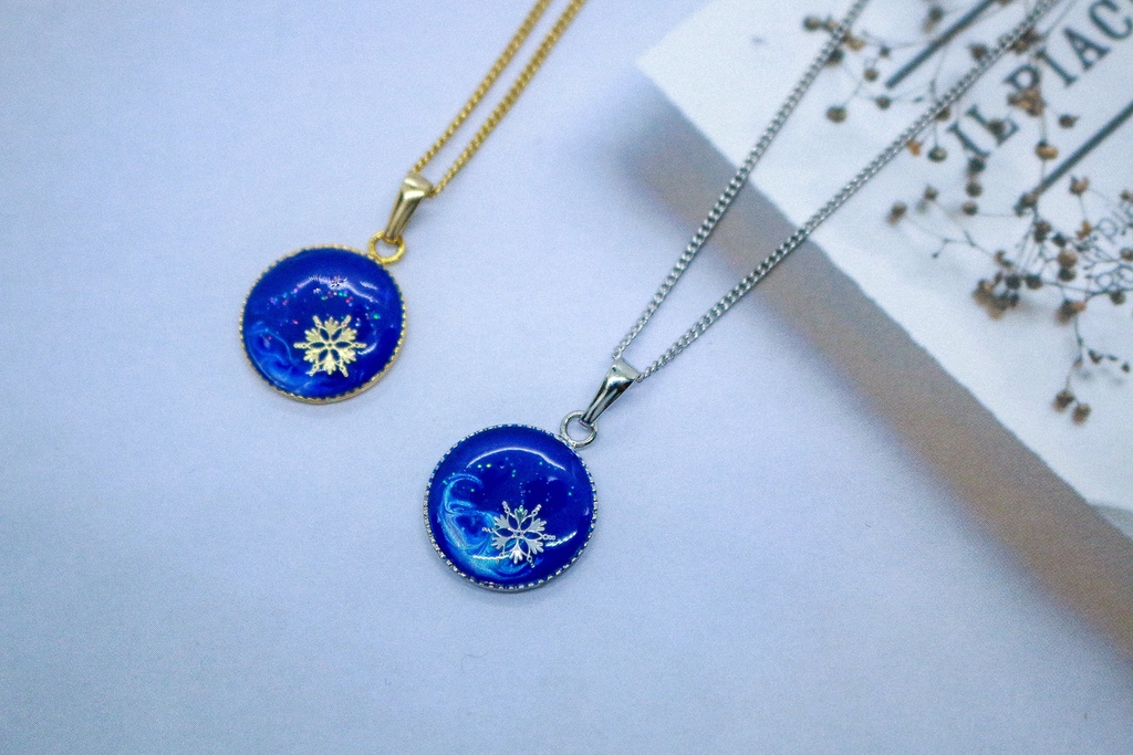 ちいさなまるいネックレス 雪 ウルトラマリン×スカイブルーオーロラ 金具の色が選べます