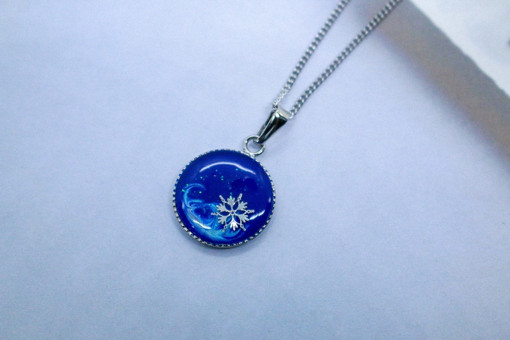 ちいさなまるいネックレス 雪 ウルトラマリン×スカイブルーオーロラ 金具の色が選べます