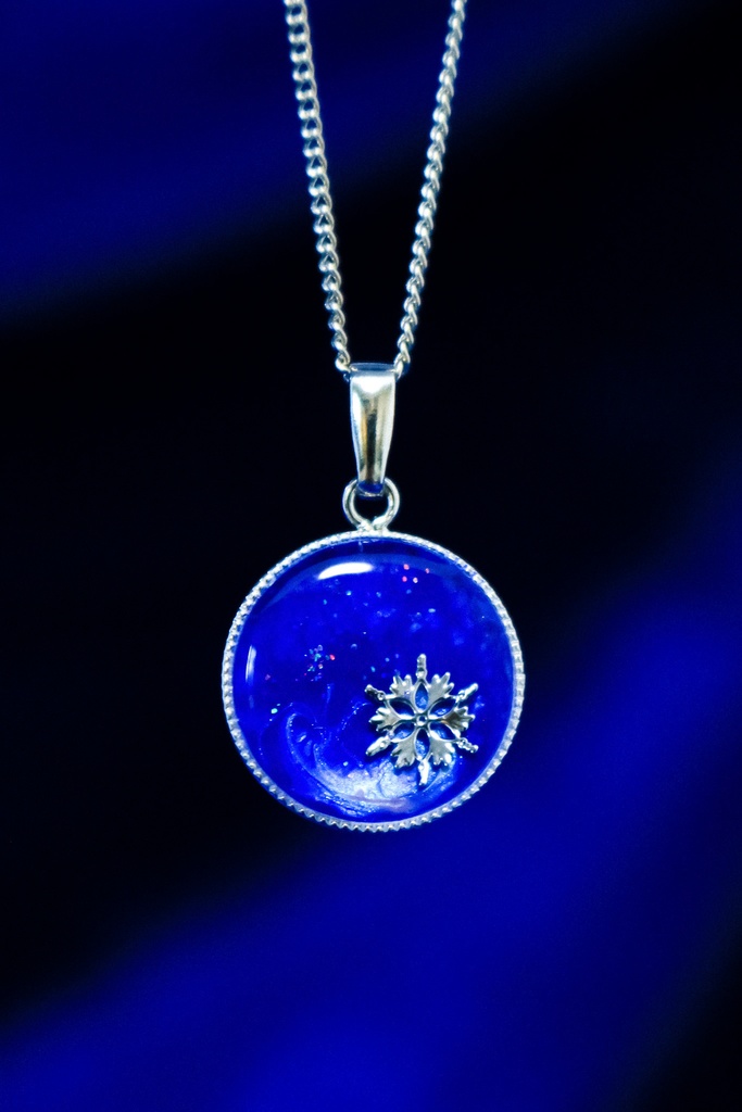 【星霜のしずく】 雪の結晶ネックレス ウルトラマリン×スカイブルーオーロラ 金具の色が選べます
