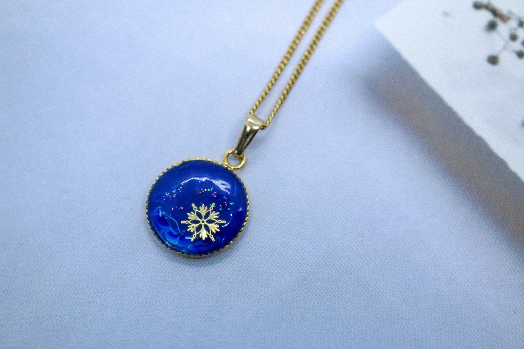 ちいさなまるいネックレス 雪 ウルトラマリン×スカイブルーオーロラ 金具の色が選べます