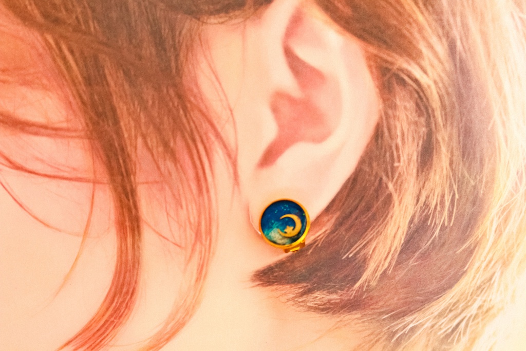 ちいさなまるい イヤリング クレセントムーン オーシャンブルー×シャンパンゴールド 金具の色が選べます。