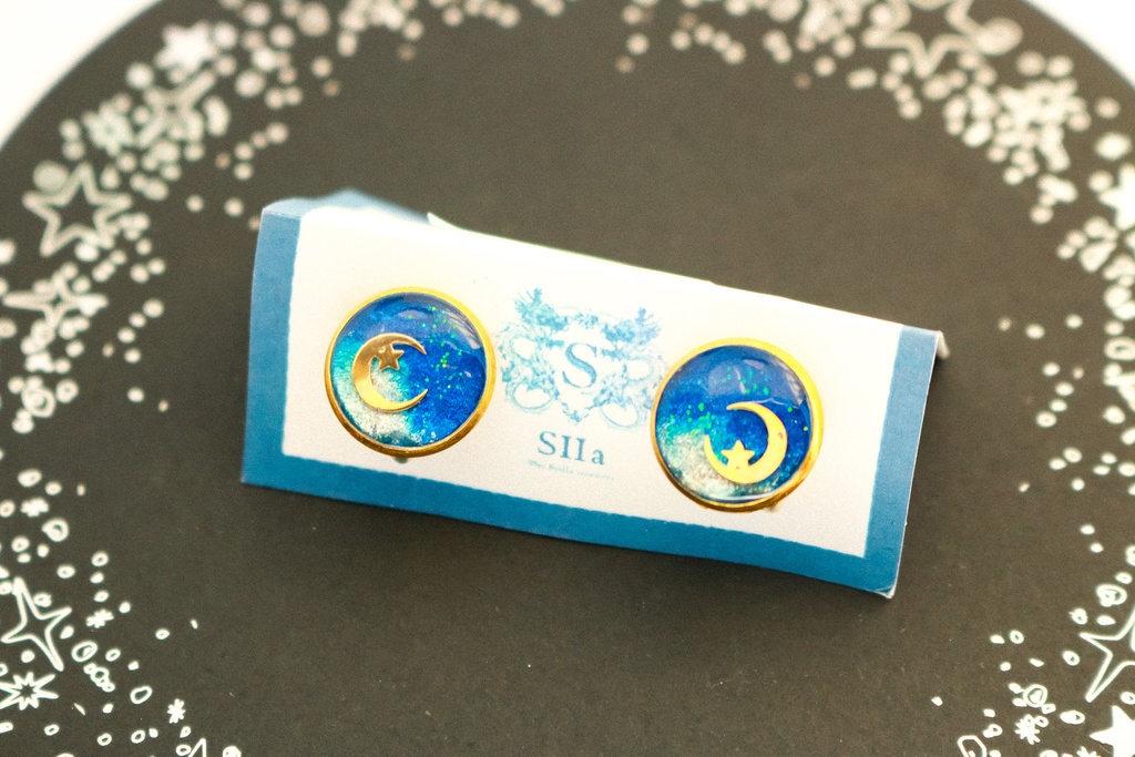 ちいさなまるい イヤリング クレセントムーン オーシャンブルー×シャンパンゴールド 金具の色が選べます。