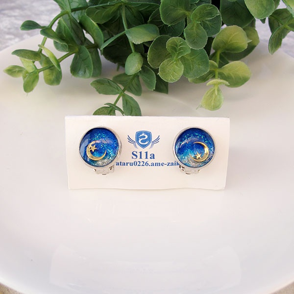 ちいさなまるい イヤリング クレセントムーン オーシャンブルー×シャンパンゴールド 金具の色が選べます。