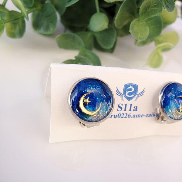 ちいさなまるい イヤリング クレセントムーン オーシャンブルー×シャンパンゴールド 金具の色が選べます。