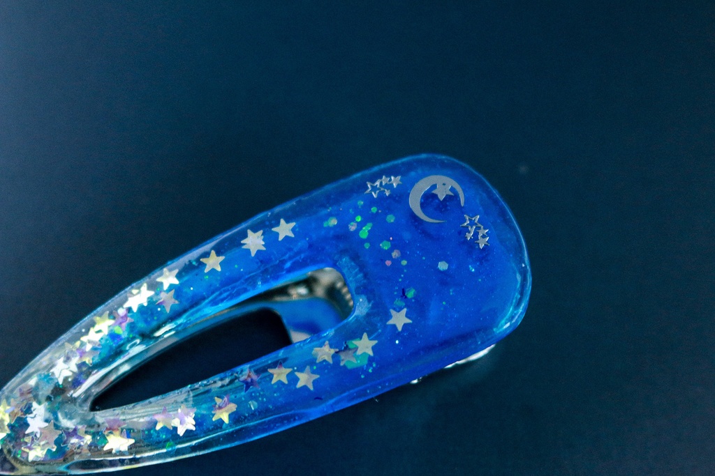 シルバームーンのヘアクリップ シアンブルー×クリア シルバー金具