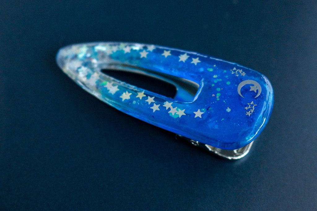 シルバームーンのヘアクリップ シアンブルー×クリア シルバー金具