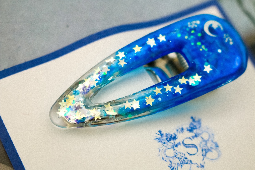 シルバームーンのヘアクリップ シアンブルー×クリア シルバー金具