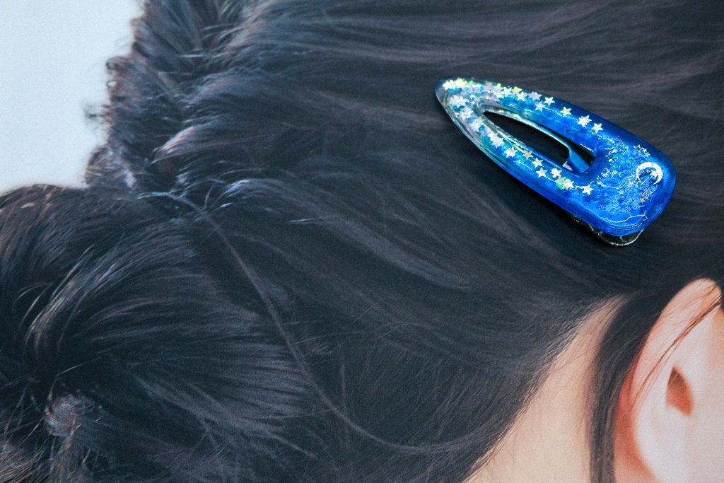 シルバームーンのヘアクリップ シアンブルー×クリア シルバー金具