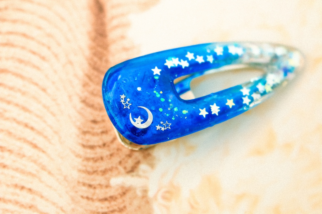シルバームーンのヘアクリップ シアンブルー×クリア シルバー金具