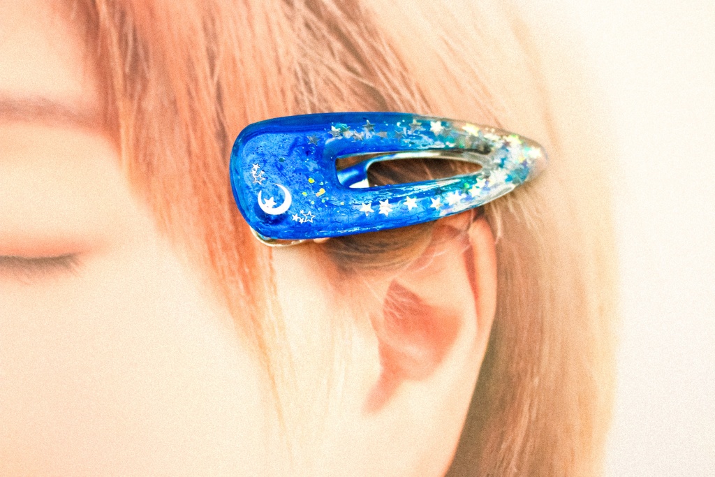 シルバームーンのヘアクリップ シアンブルー×クリア シルバー金具