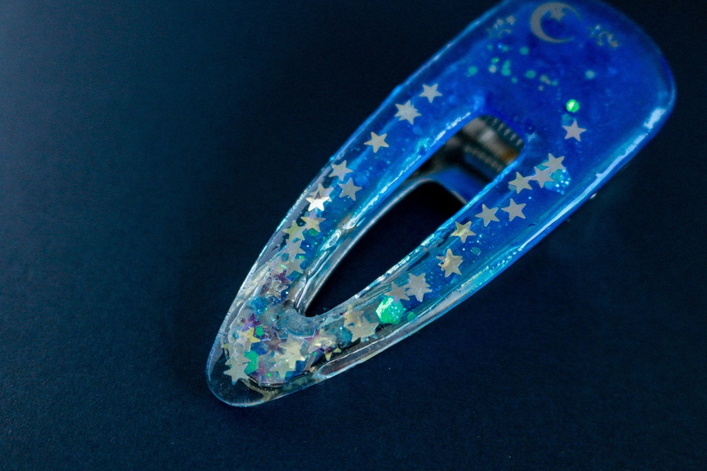 シルバームーンのヘアクリップ シアンブルー×クリア シルバー金具