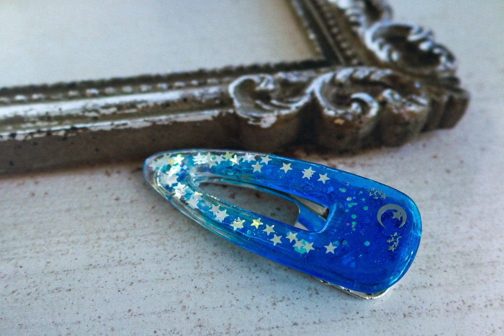 シルバームーンのヘアクリップ シアンブルー×クリア シルバー金具