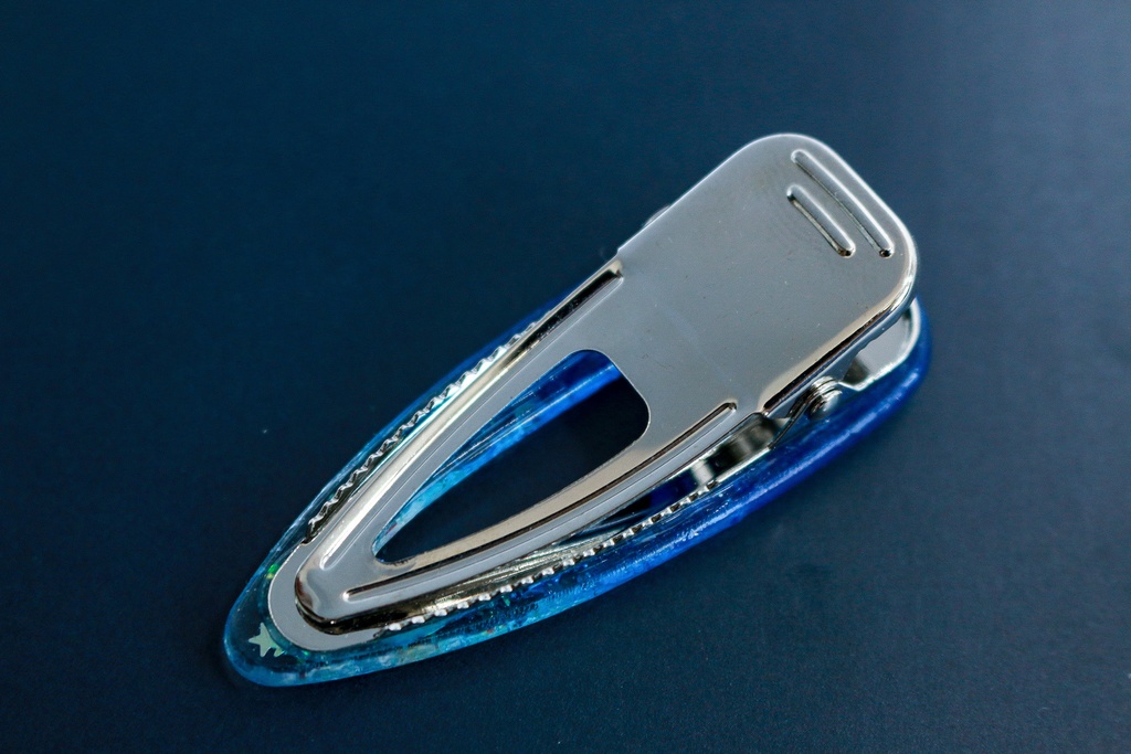 シルバームーンのヘアクリップ シアンブルー×クリア シルバー金具