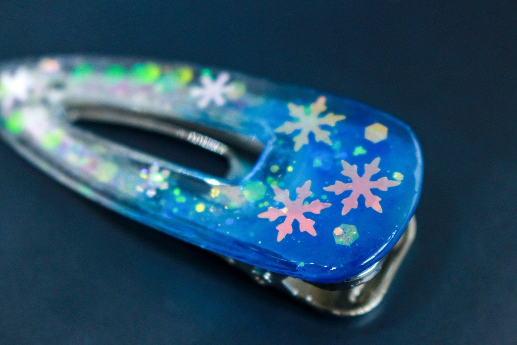 雪の結晶のヘアクリップ　シアンブルー×クリア　シルバー金具