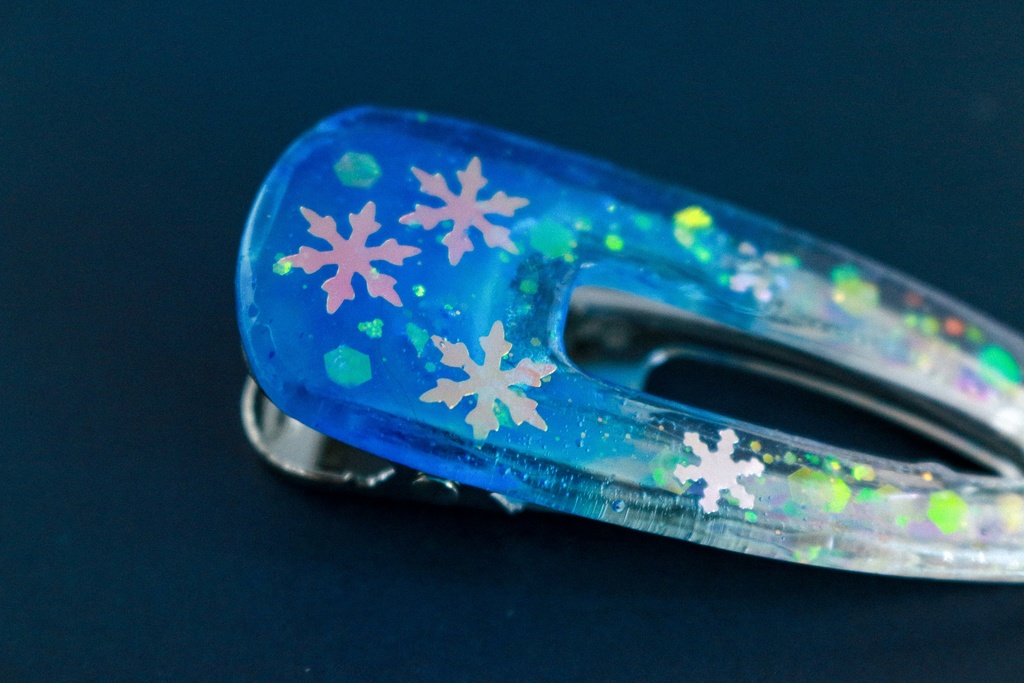 雪の結晶のヘアクリップ シアンブルー×クリア シルバー金具