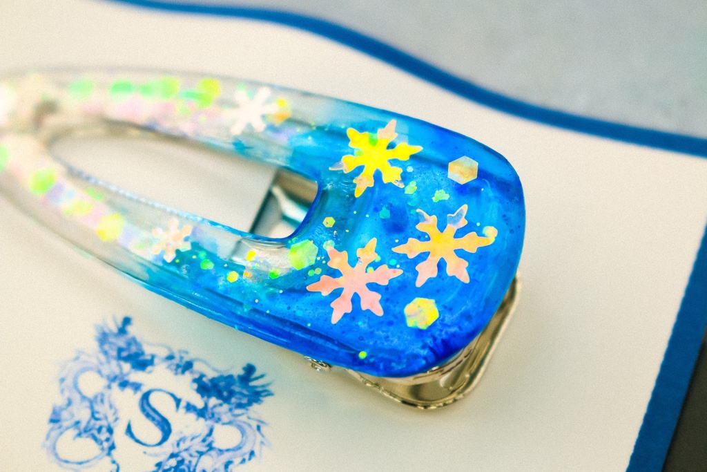 雪の結晶のヘアクリップ シアンブルー×クリア シルバー金具