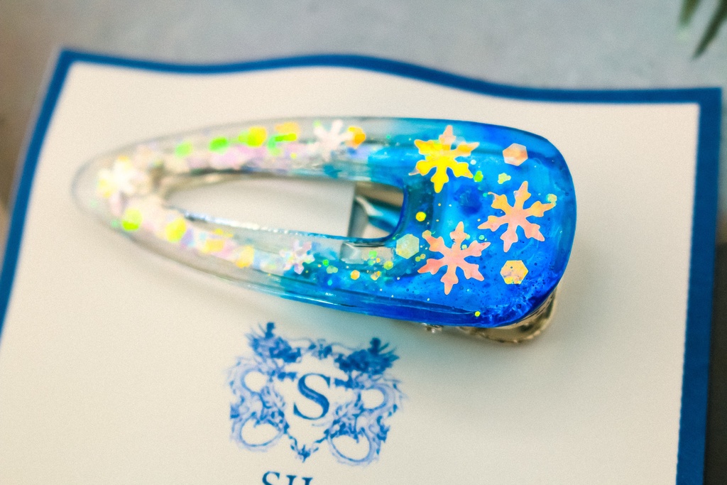 雪の結晶のヘアクリップ シアンブルー×クリア シルバー金具