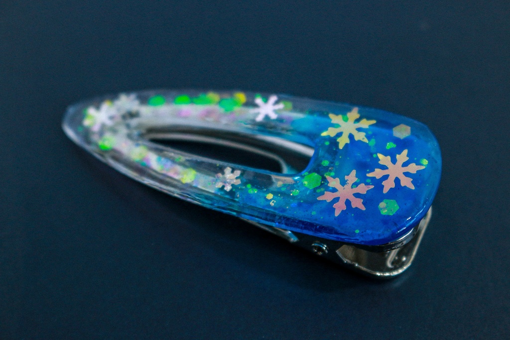 雪の結晶のヘアクリップ シアンブルー×クリア シルバー金具