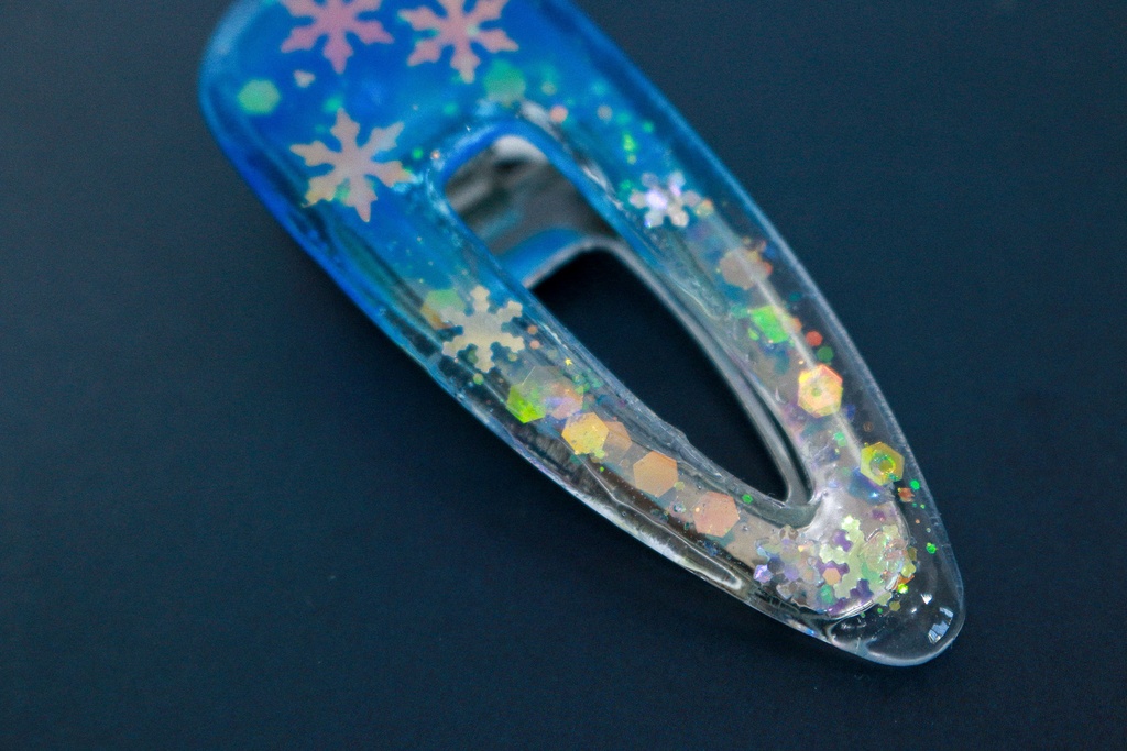 雪の結晶のヘアクリップ シアンブルー×クリア シルバー金具