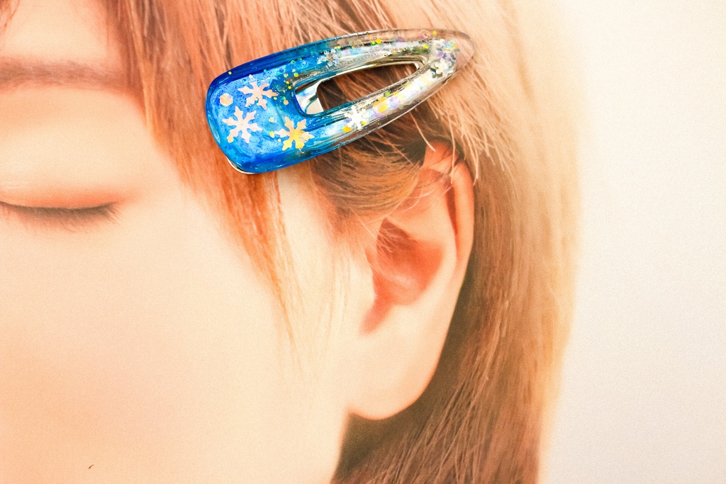 雪の結晶のヘアクリップ シアンブルー×クリア シルバー金具