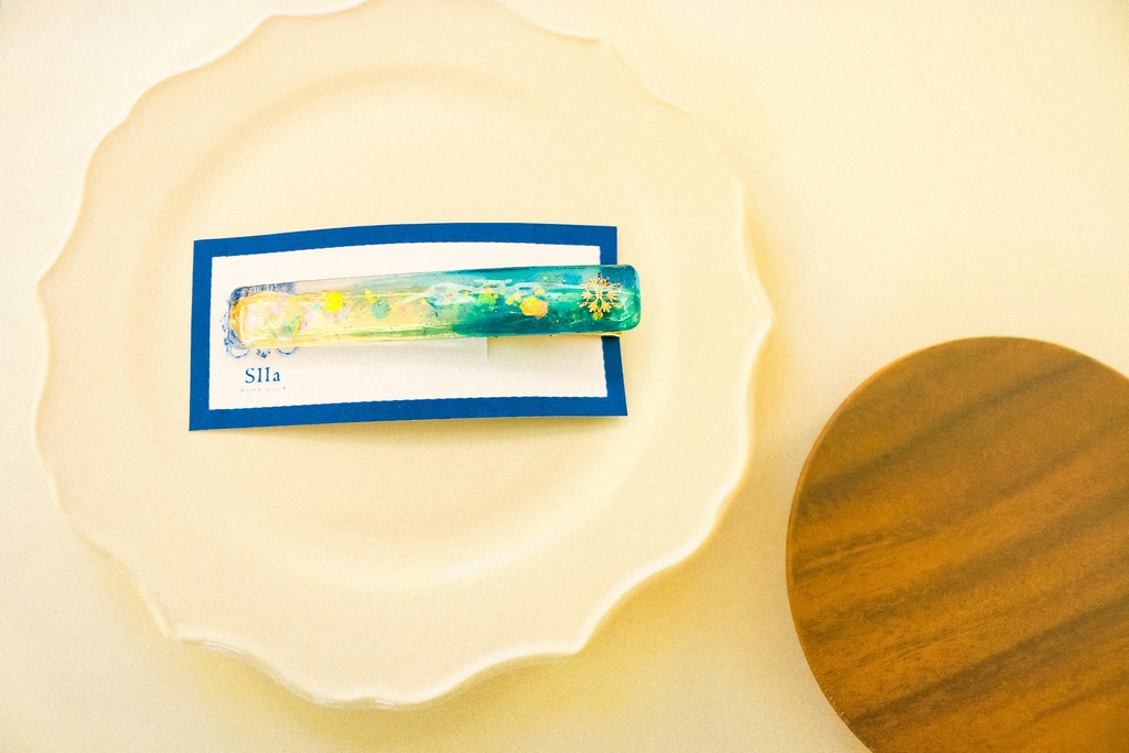 雪の結晶のヘアクリップ スティックタイプ グリーン×クリア ゴールド金具