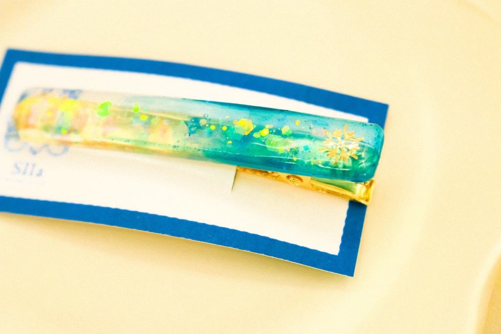 雪の結晶のヘアクリップ スティックタイプ グリーン×クリア ゴールド金具