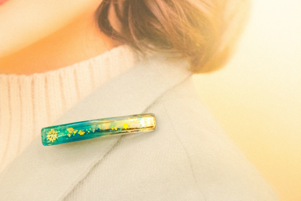 雪の結晶のヘアクリップ スティックタイプ グリーン×クリア ゴールド金具