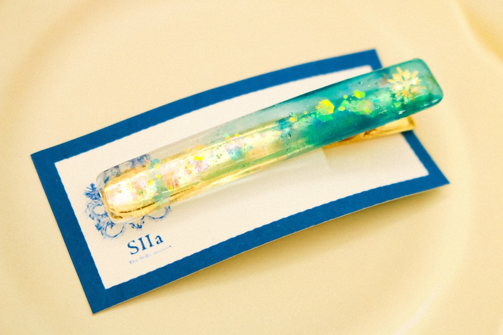 雪の結晶のヘアクリップ スティックタイプ グリーン×クリア ゴールド金具