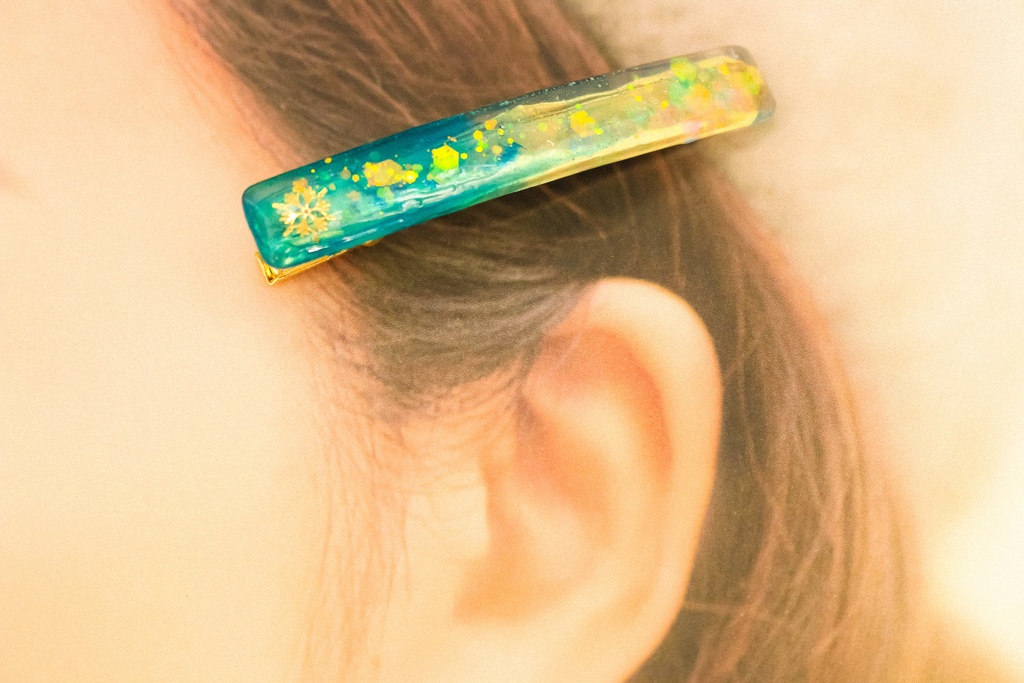 雪の結晶のヘアクリップ スティックタイプ グリーン×クリア ゴールド金具