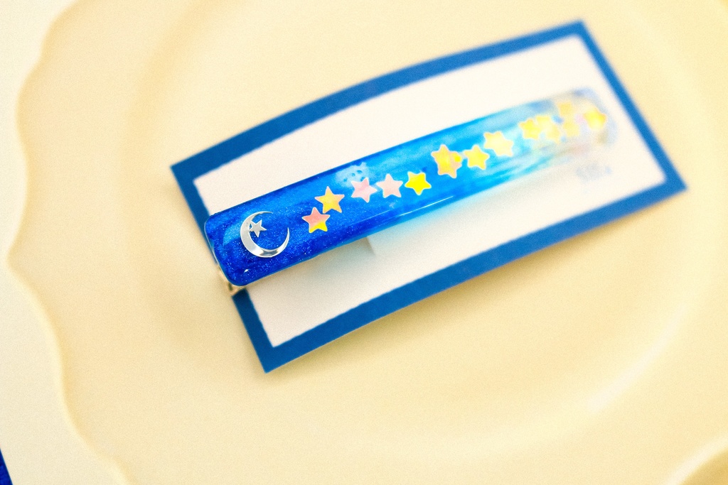 夜空に浮かぶ三日月のヘアクリップ シアンブルー×クリア シルバー金具