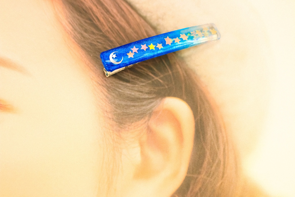 夜空に浮かぶ三日月のヘアクリップ シアンブルー×クリア シルバー金具