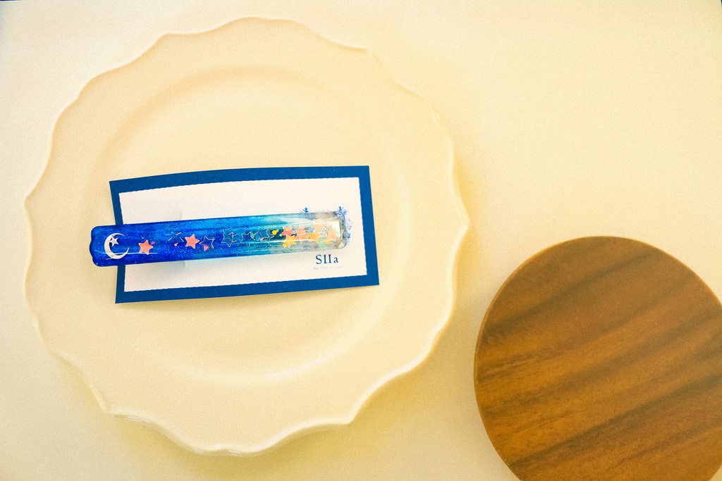 夜空に浮かぶ三日月のヘアクリップ シアンブルー×クリア シルバー金具