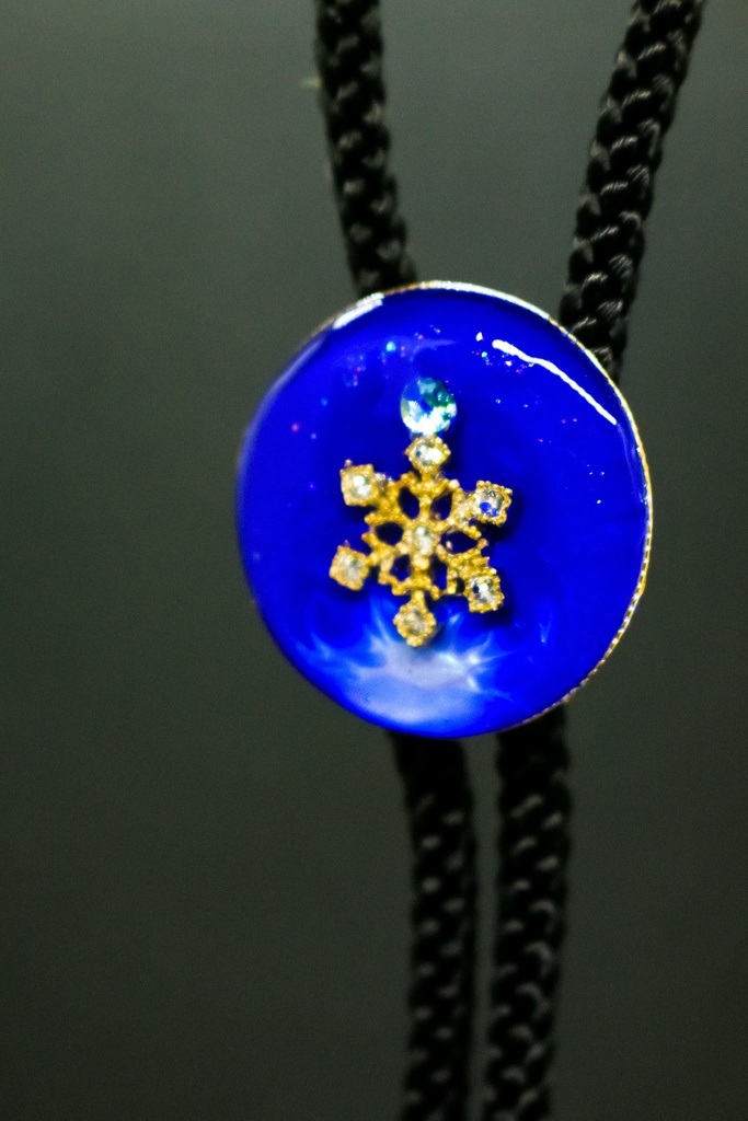 雪の結晶ループタイ ウルトラマリンブルー×ブルーオーロラ ゴールド金具