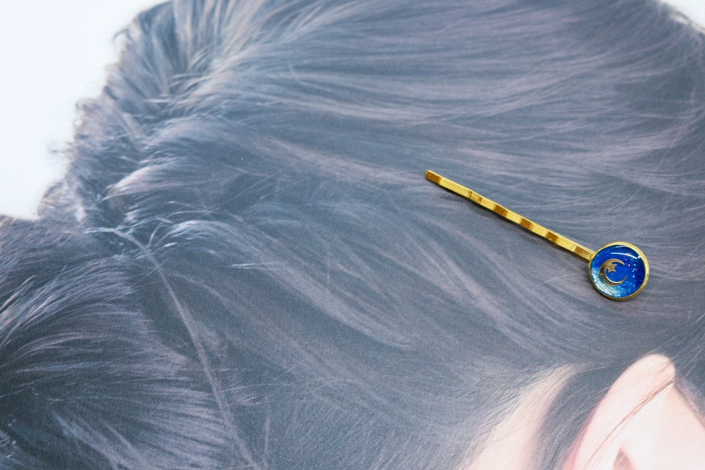 三日月のヘアピン オーシャンブルー×シャンパンゴールド ゴールド金具