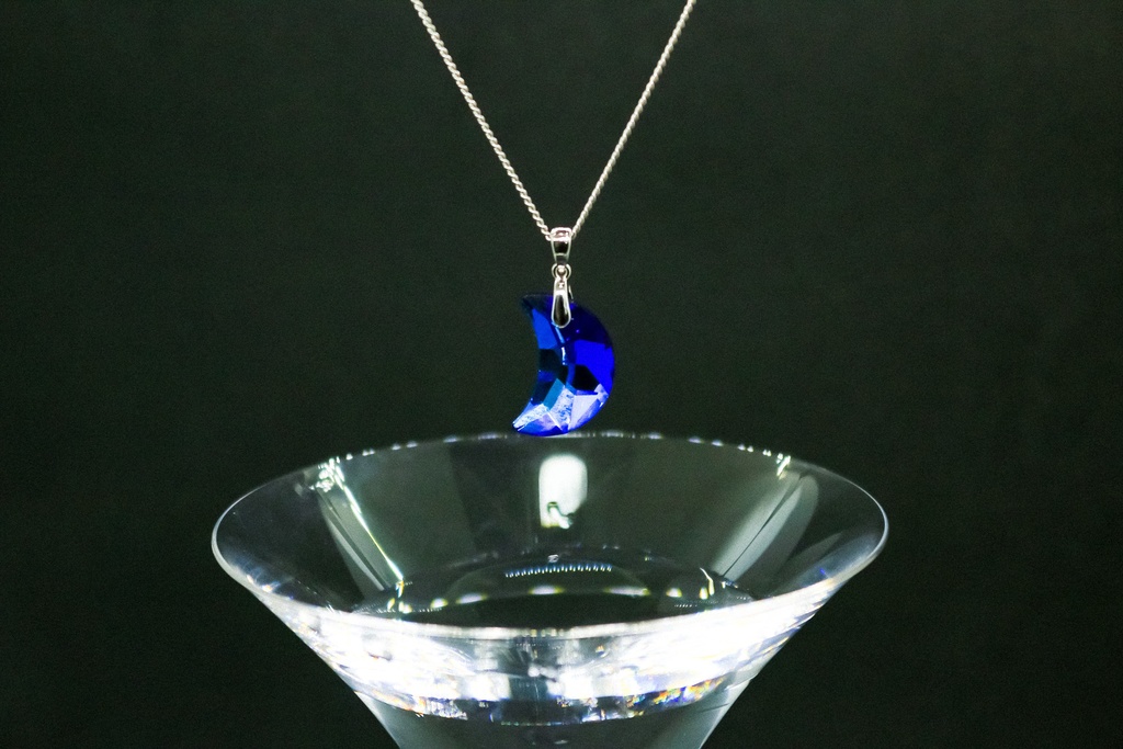 クリスタルガラスのBlue Moon 金具の色が選べます