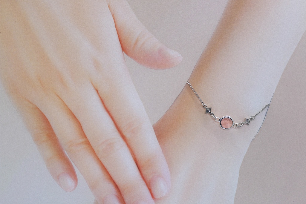 【春アクセ】桜色のクリスタルガラスのブレスレット シルバー金具