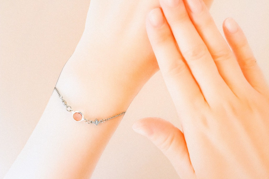 【春アクセ】桜色のクリスタルガラスのブレスレット シルバー金具