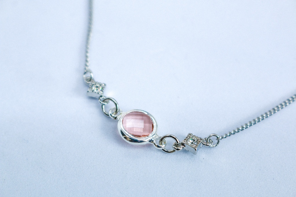 【春アクセ】桜色のクリスタルガラスのブレスレット　　シルバー金具