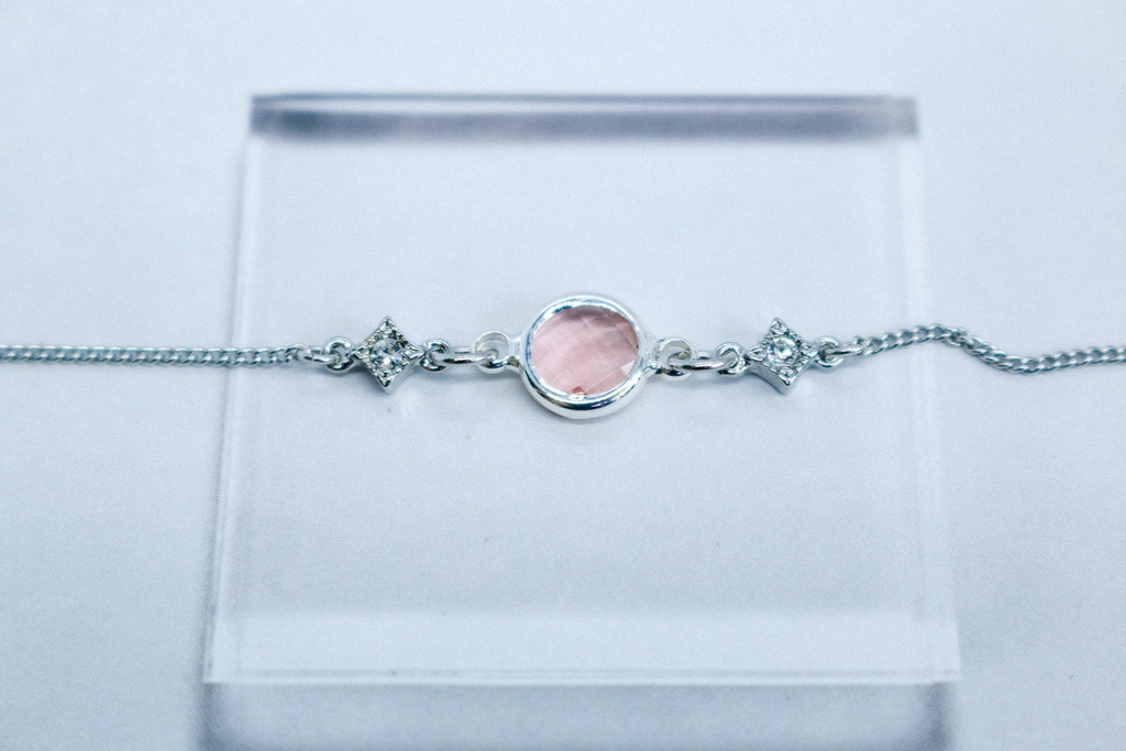 【春アクセ】桜色のクリスタルガラスのブレスレット シルバー金具