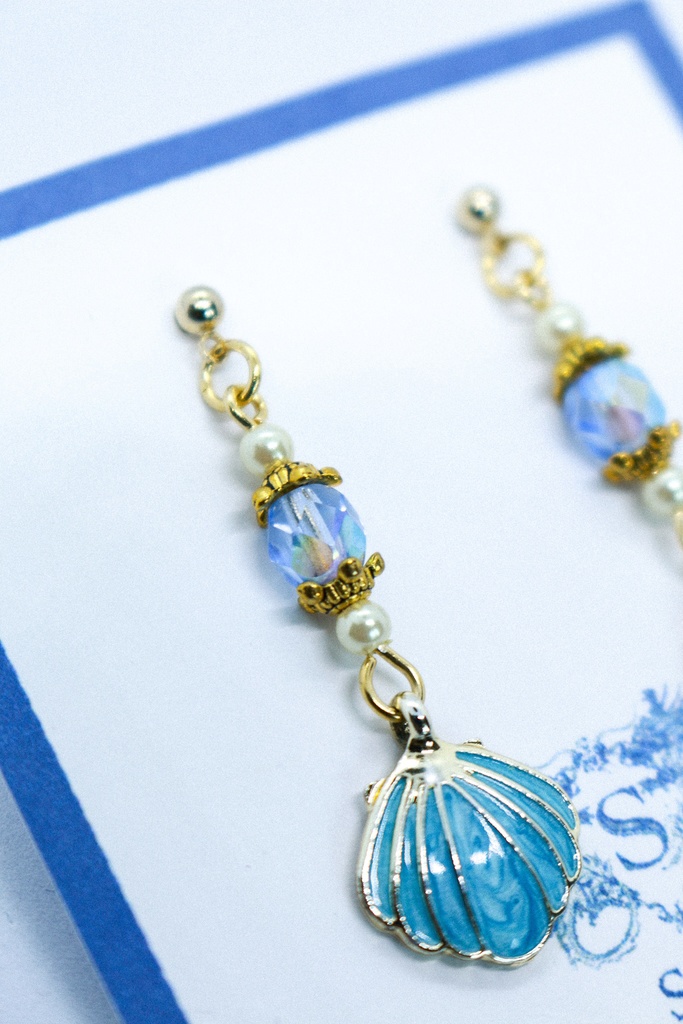 【潮騒の記憶】ターコイズの貝殻とチェコガラスのピアス ゴールド金具 イヤリング変更可能