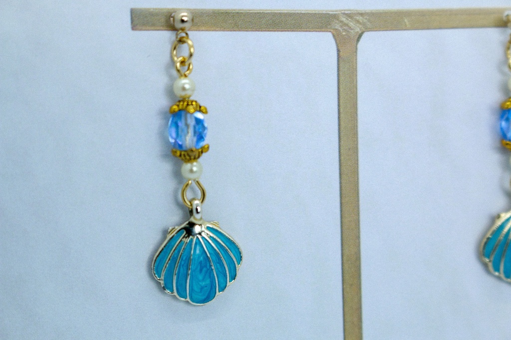 【潮騒の記憶】ターコイズの貝殻とチェコガラスのピアス ゴールド金具 イヤリング変更可能