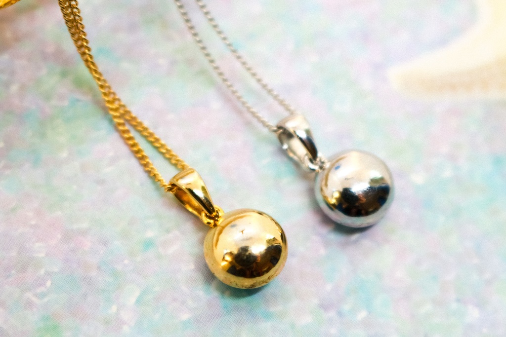 シンプルなまるいクリスタルネックレス サマーブルー 金具の色が選べます